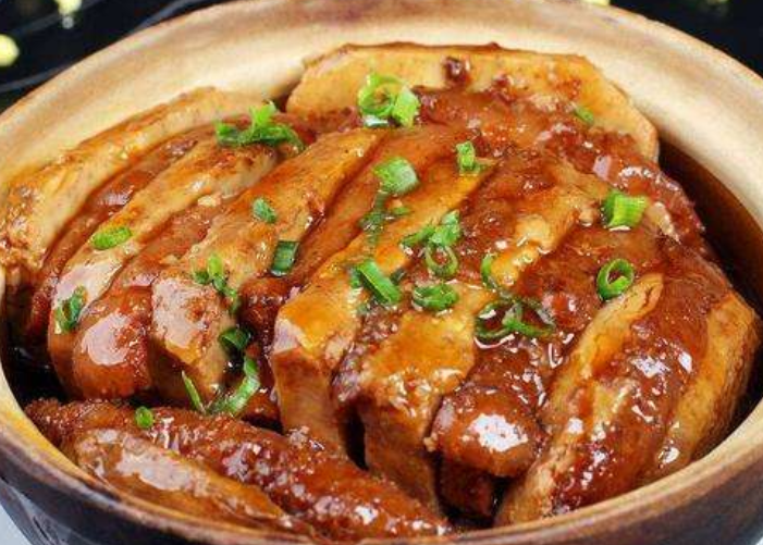 五花肉夹着芋头片,放入锅中简单焖煮,鲜香又软烂,孩子特爱吃_腾讯新闻