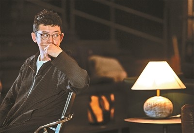 《喜剧的忧伤》末场,何冰为观众介绍导演徐昂时隔多年,徐昂重排《情人