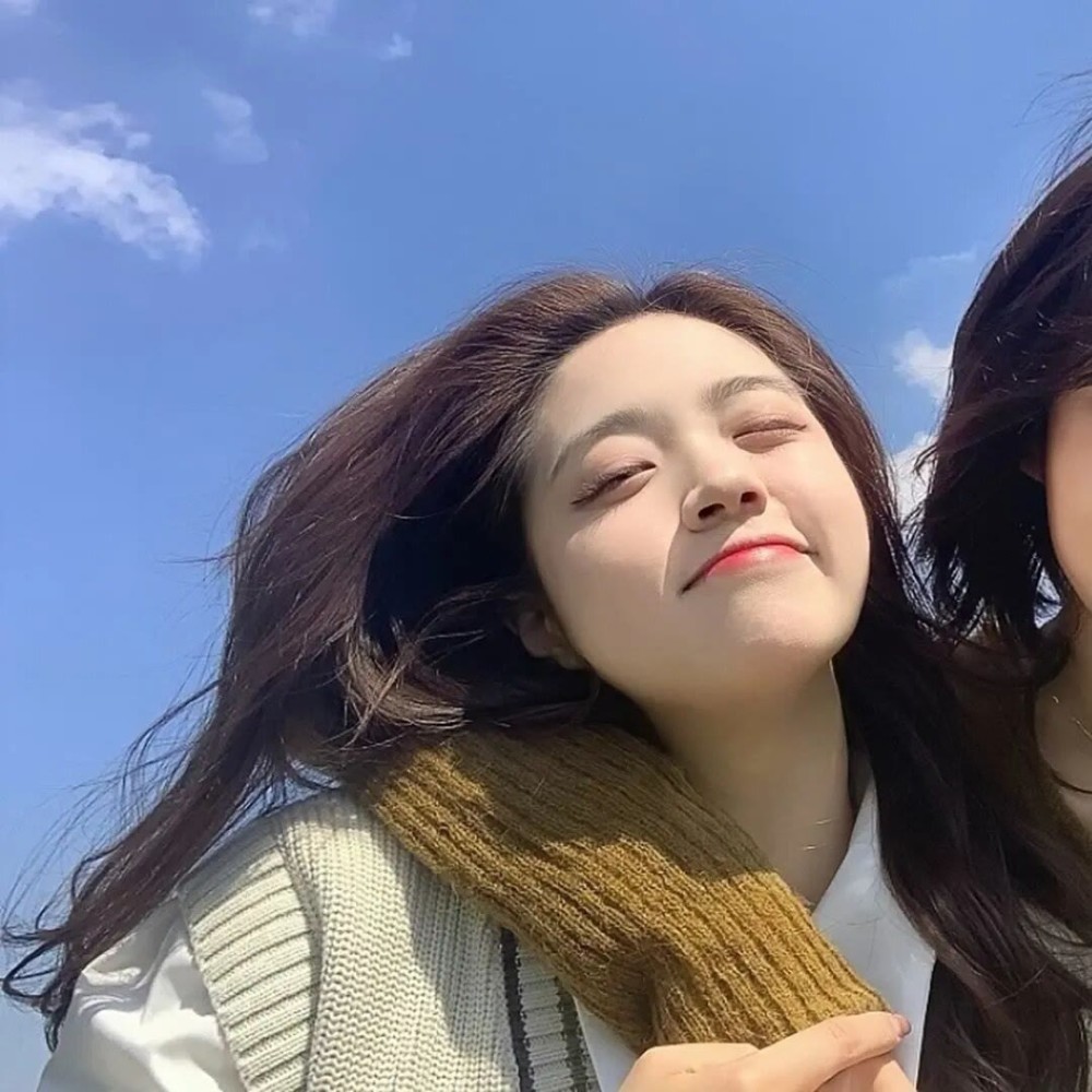 真人闺蜜头像最美不过你回眸眸中带笑笑似烟波雾霭