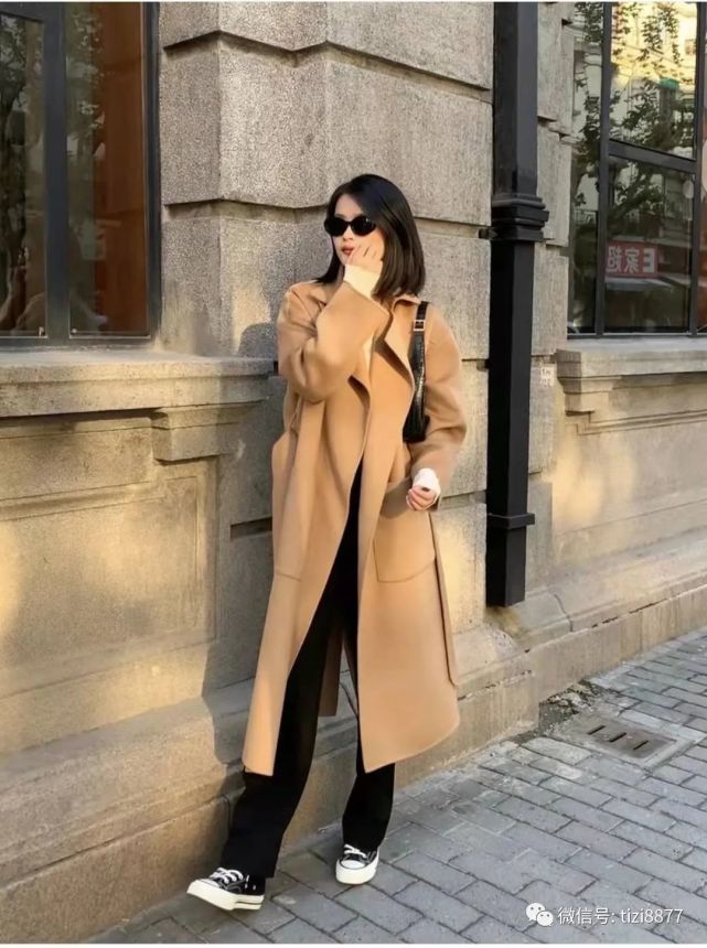 驼色大衣配什么内搭和裤子好看