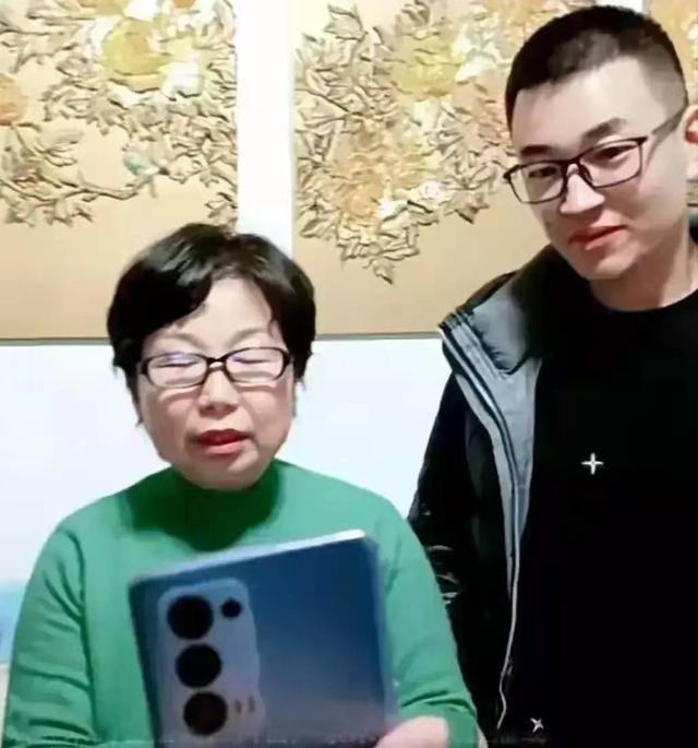 有意思的是,上次金果儿被抓,杜新枝泪洒当场,声称