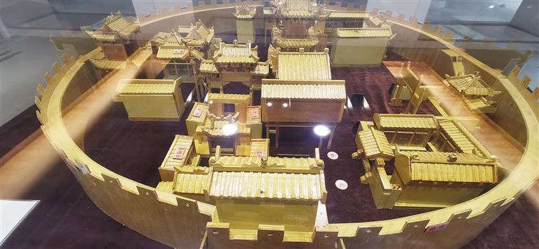 今年75岁的张跃宾是景泰县广播局退休职工,从小在永泰古城长大的他,对