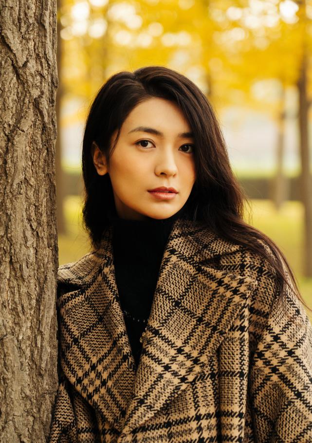 冬日氛围少女 王梦琦橙色枫叶写真尽显浪漫