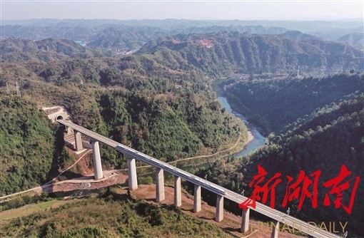12月4日傍晚,张吉怀高铁麻阳段,一趟动车组试运行列车经过尧里河特