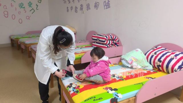 想妈妈小女孩已由儿童福利院临时监护相关部门正联系其父母