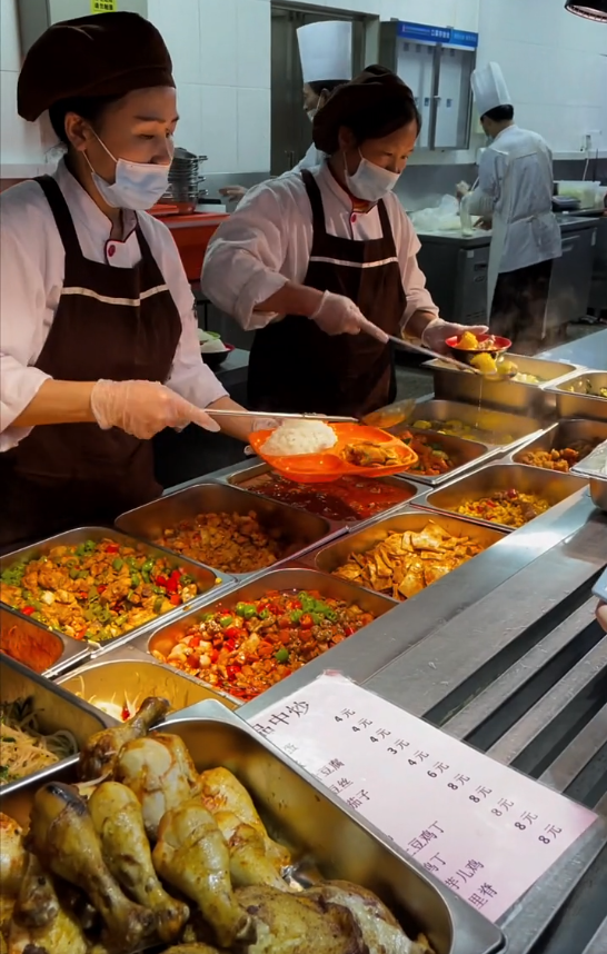 为什么要考名校?985大学"食堂照"刷屏,揭露了努力学习的真相