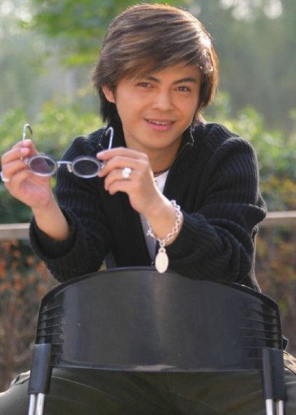 2岁出道,与朱时茂演父子,因身高无缘电影学院的方超