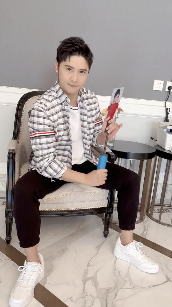 田亮将妻儿公主抱森碟高挑身材藏不住叶一茜被老公整蛊