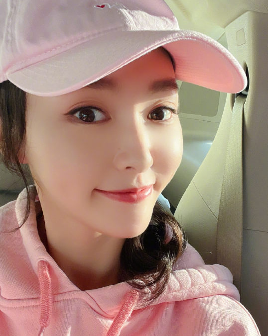 唐嫣晒38岁生日照,意外露出和罗晋恩爱日常,网友:难怪是"冻龄少女"