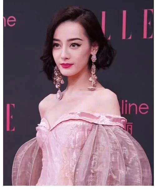 迪丽热巴再现顶级造型,粉红裙配灯笼袖像人鱼,美到动人心魄!