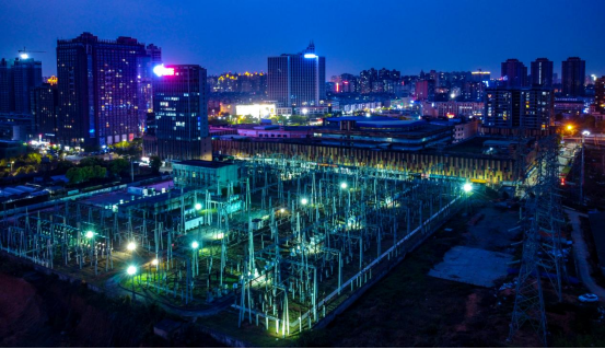 刘健摄)变电站如城市强大的心脏,输送光明,守护华灯璀璨,万家灯火