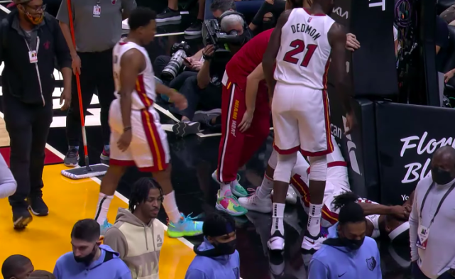 巴特勒刚复出又倒下,重摔倒地伤病加重怒喷裁判吃t太冤吗