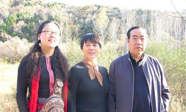 贾平凹的原配韩俊芳,也就是贾浅浅的妈.