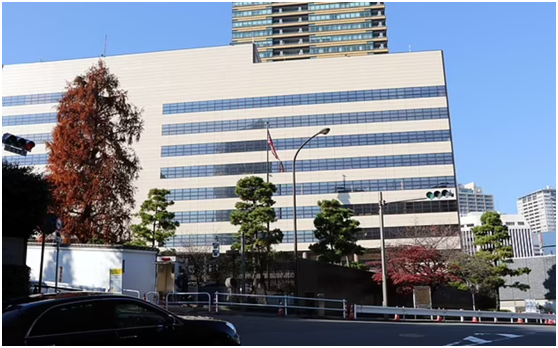 美国驻日本大使馆在文中写道:"美国大使馆收到了外国人在疑似种族形象