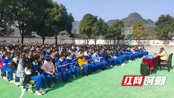 长沙雅礼雨花中学到龙山县石牌镇中学开展教育帮扶活动