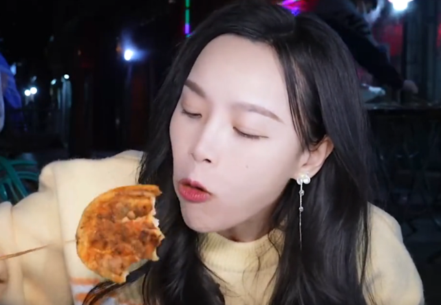 小贝饿了人设崩塌被嘲假吃又媚男穿下身失踪风还特意露腿