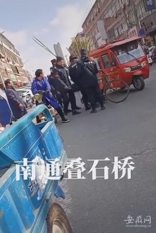 江苏南通老人卖甘蔗被围抢视频拍摄者发声官方责任人被停职
