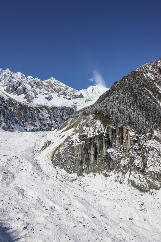 海螺沟冰川森林公园地处于四川省甘孜州泸定县的磨西古镇,很遗憾的是