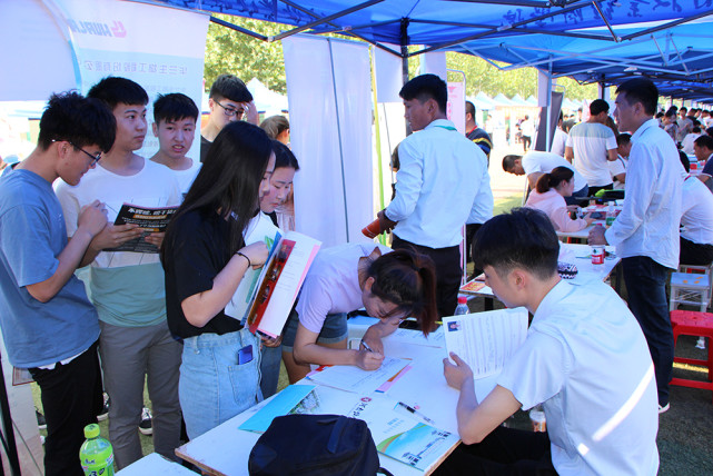 专科生相亲遭嫌弃,985名校生直言:配不上,学历"鄙视链"显露