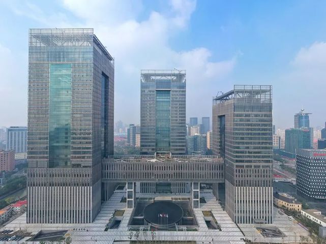 中国金融期货交易所党委书记,董事长何庆文:完整准确全面贯彻新发展