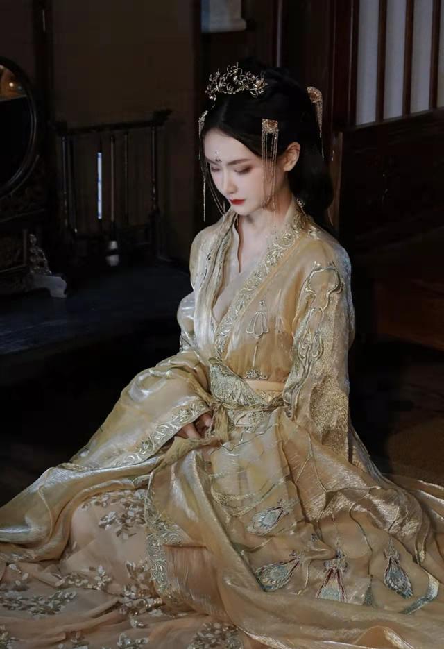 女子穿"战国袍"婀娜多姿,却因为"酷似杨幂"而走红网络!插图