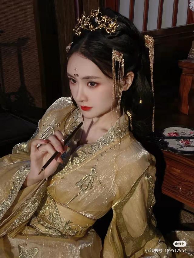 女子穿"战国袍"婀娜多姿,却因为"酷似杨幂"而走红网络!插图6