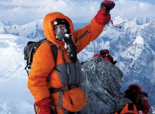 弗朗西斯在攀登喜马拉雅山脉的安纳布尔纳峰时遇到了他的丈夫阿森蒂夫