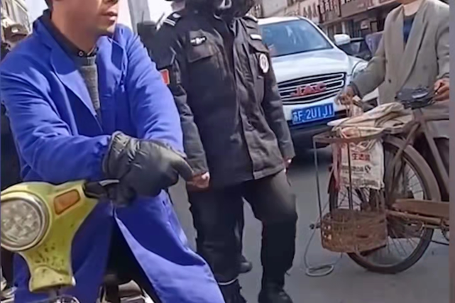 南通甘蔗老人遭数十名执法者哄抢老人坐地痛哭