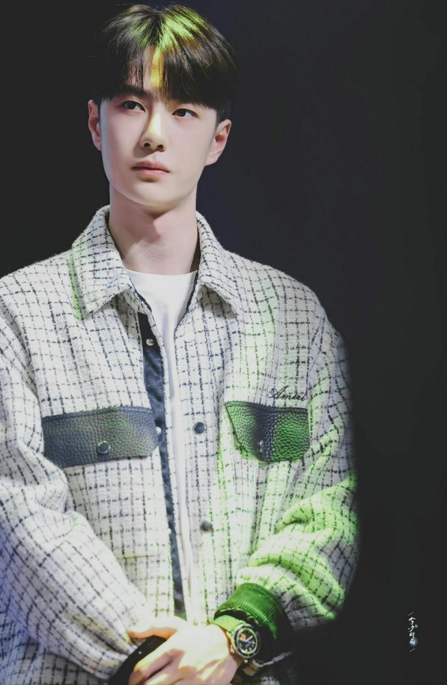 王一博见面会齐刘海造型乖巧 主持人现场安利《风起洛阳》