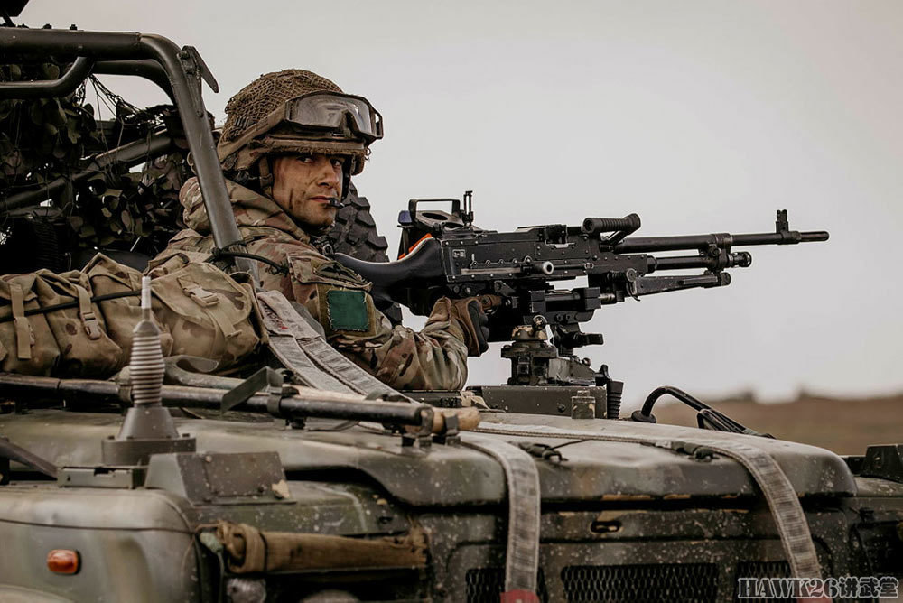 英国陆军伞兵部队支援武器训练从突击车上发射nlaw反坦克导弹