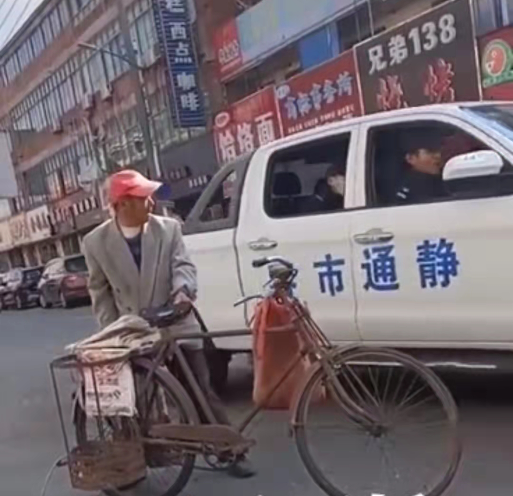 央视网评“围抢”老人甘蔗事件：对粗暴“执法”的问责不能高举轻放_腾讯新闻