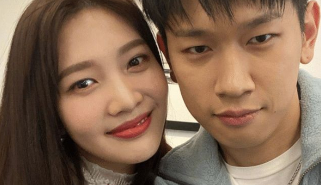 朴秀荣的男友曾当众表示自己的理想型是裴珠泫,所以当朴秀荣恋情被曝