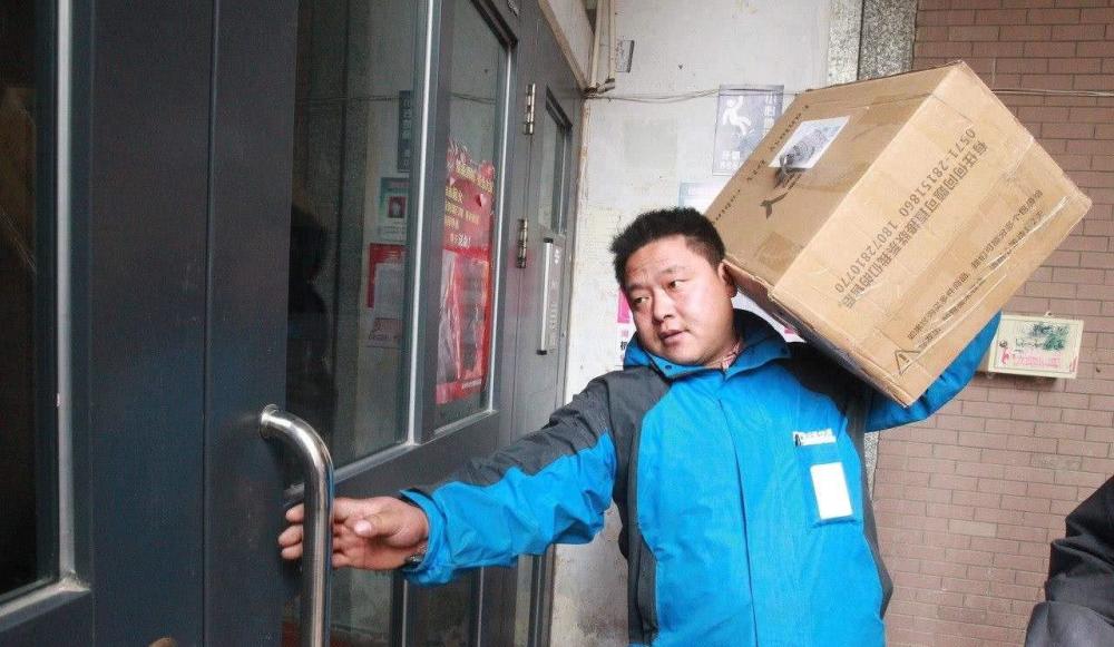 老人取快递猝死快递员送一件才挣5毛计费标准才是罪魁祸首