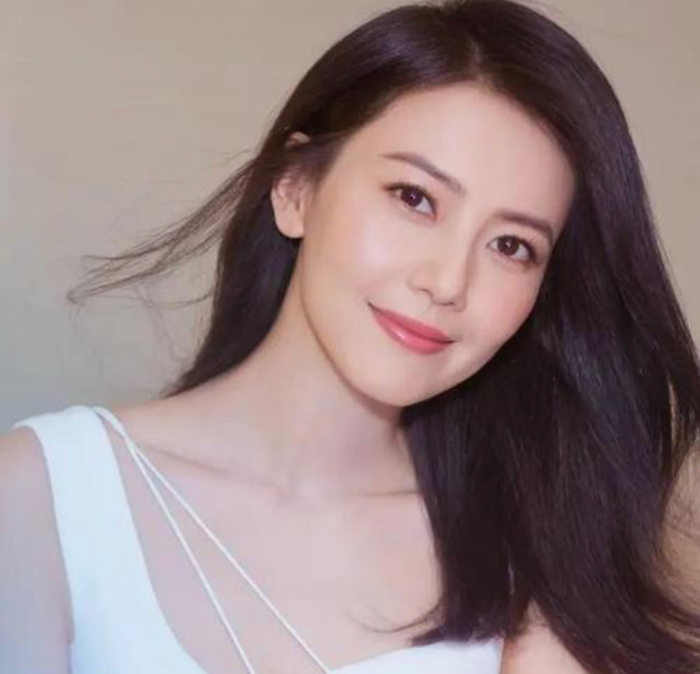 双下巴两颊下垂女明星v脸老得快还是小方脸不易垮