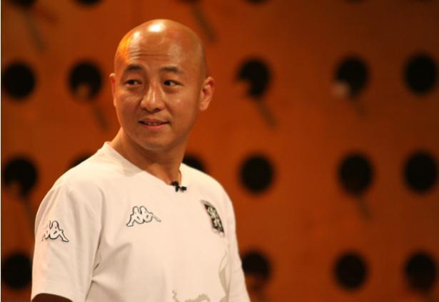 吴京最好的哥们,曾是零点乐队的主唱,周晓鸥为啥选择跑龙套?_腾讯新闻