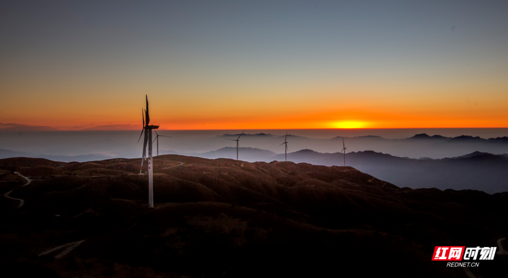 航拍视觉丨翠霭岚光,桂东草山日出震撼人心