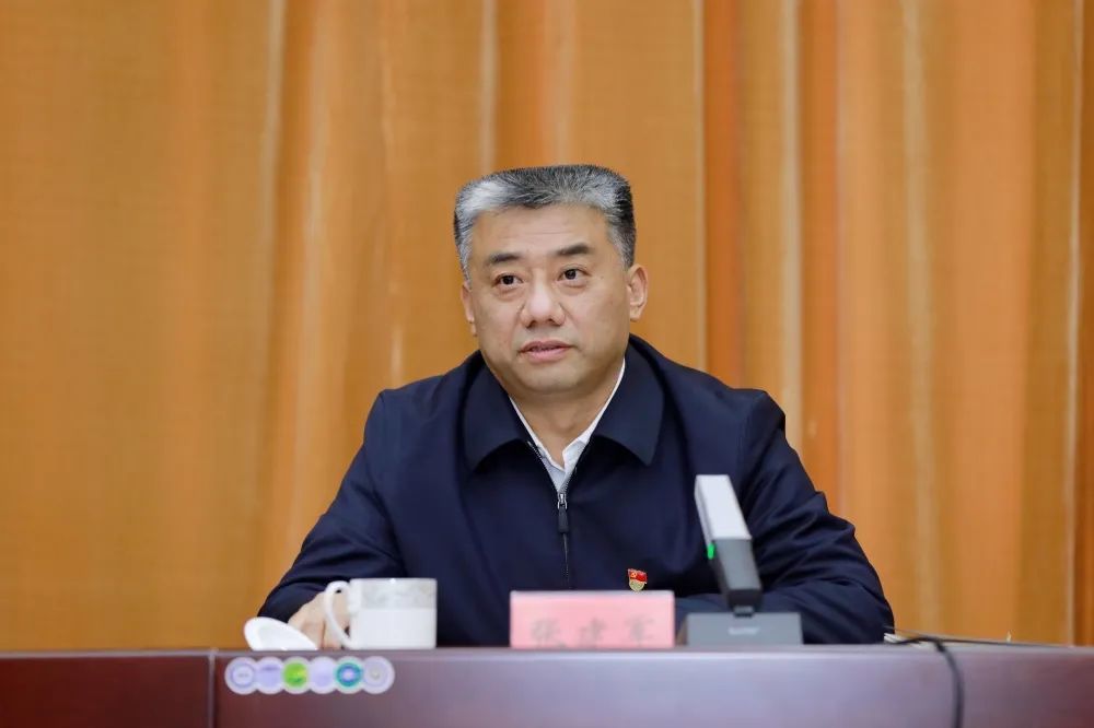 区委书记张建军讲话△区委副书记,代区长彭梦森主持