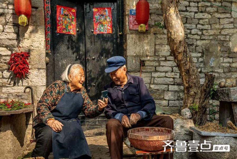 在国家级传统古村落前王庄石头寨的战地医院里,居住着王道章老两口