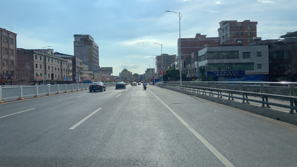 焕然一新惠东白花镇新平大道硬底化新增一批停车格