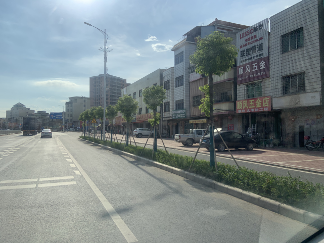 惠东白花镇新平大道硬底化,新增一批停车格!