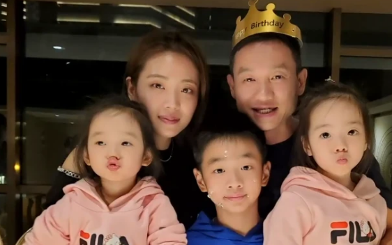 杨威晒4岁双胞胎女儿,感慨基因太强大,欢欢连眉毛都跟爸爸一样