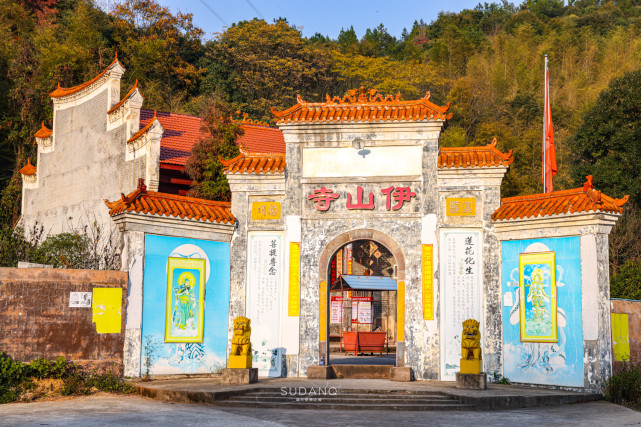 走进云锦峰下的千年古寺伊山寺,忍不住一声叹息,这可能是我见过的最