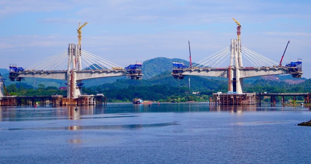 12月3日,中铁二局承建的广汕铁路重点控制性工程博