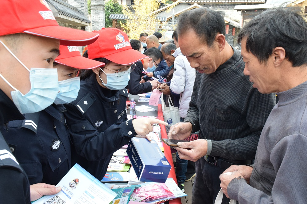 防範非法集資宣傳活動11月25日,柘榮縣公安局經偵中隊深入富溪鎮開展