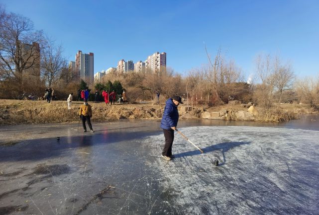 不过,一些市民开始在湖边上抽陀螺,迫不及待地享受冬季运动的乐趣.