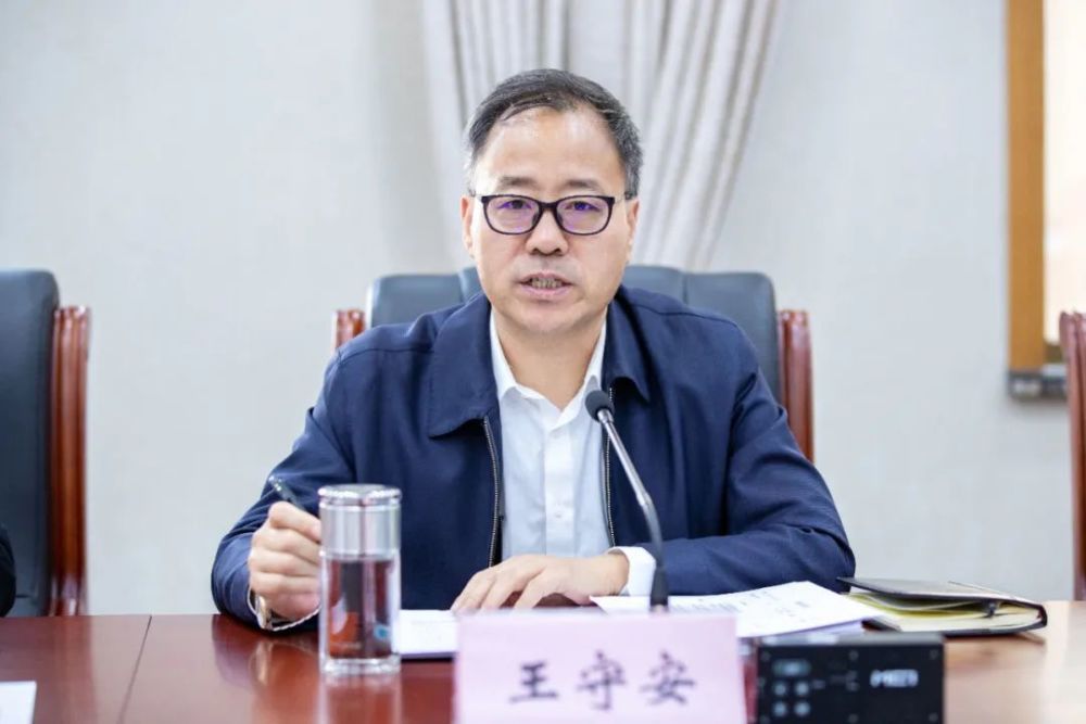 12月6日,湖北省检察院党组书记,检察长王守安主持召开党组(扩大)会