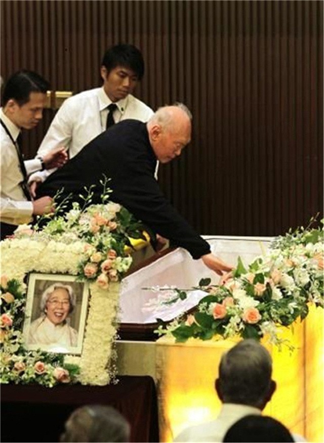 从同学到夫妻,他们偷偷结婚相伴63年,葬礼上李光耀两次吻别爱妻