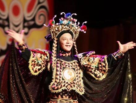 本期子牙童趣匠人观察将带你去了解一下川剧变脸大师彭登怀的故事