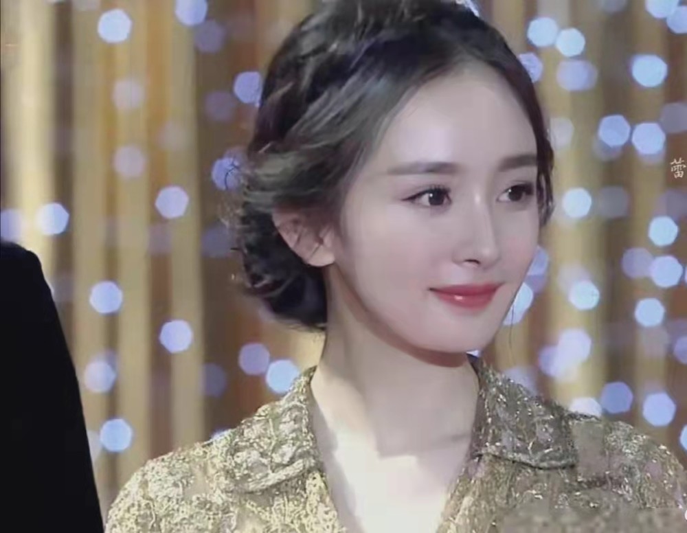 杨幂14年金鹰节旧照曝光,金色长裙落落大方,眼睛里好像有星星!