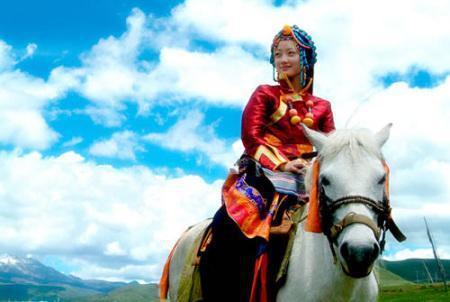 王洛宾竟然深深的喜欢上了这个美丽的卓玛姑娘,王洛宾骑在骆驼上,不时